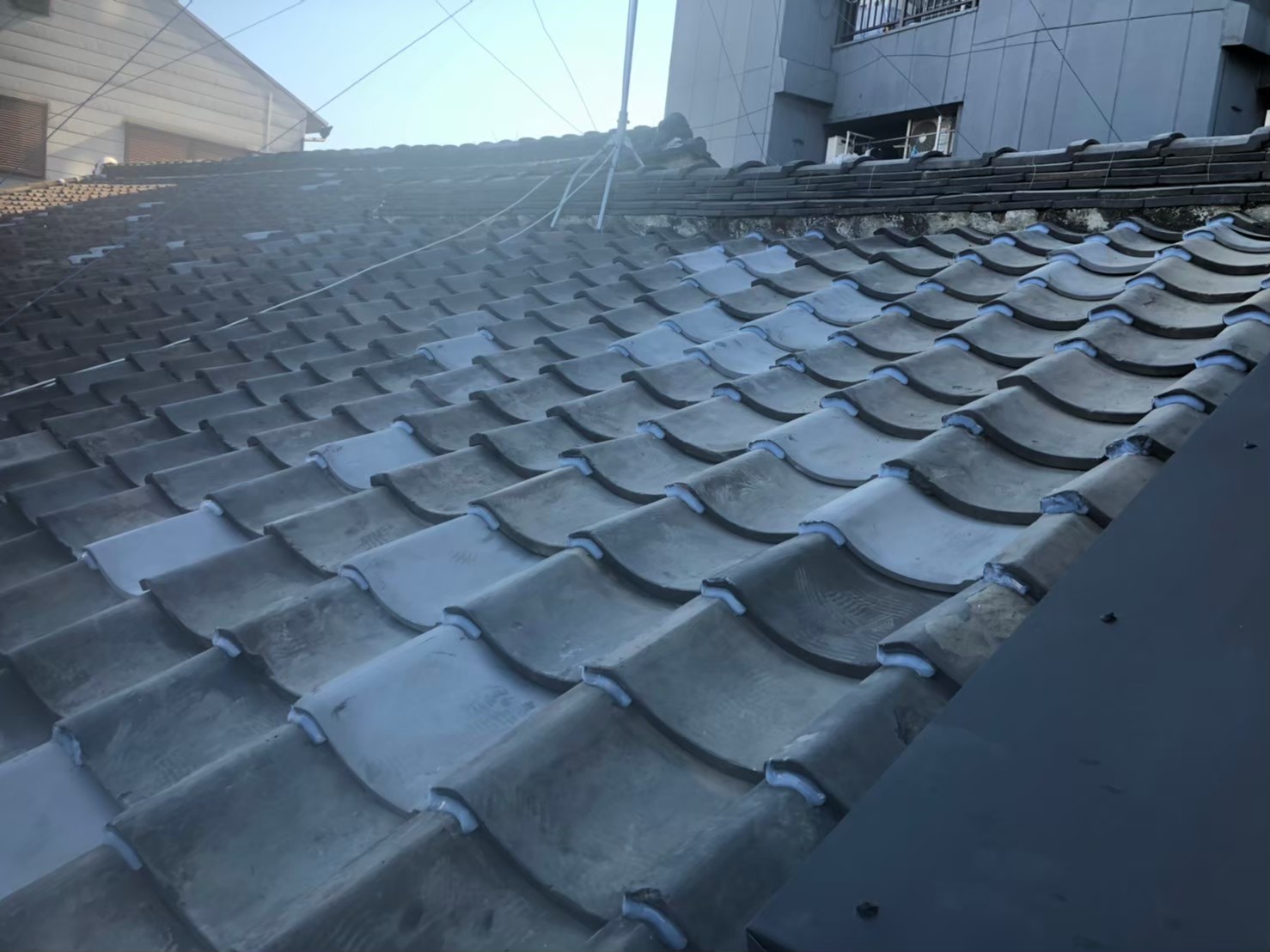 割れてしまった瓦の差し替え工事